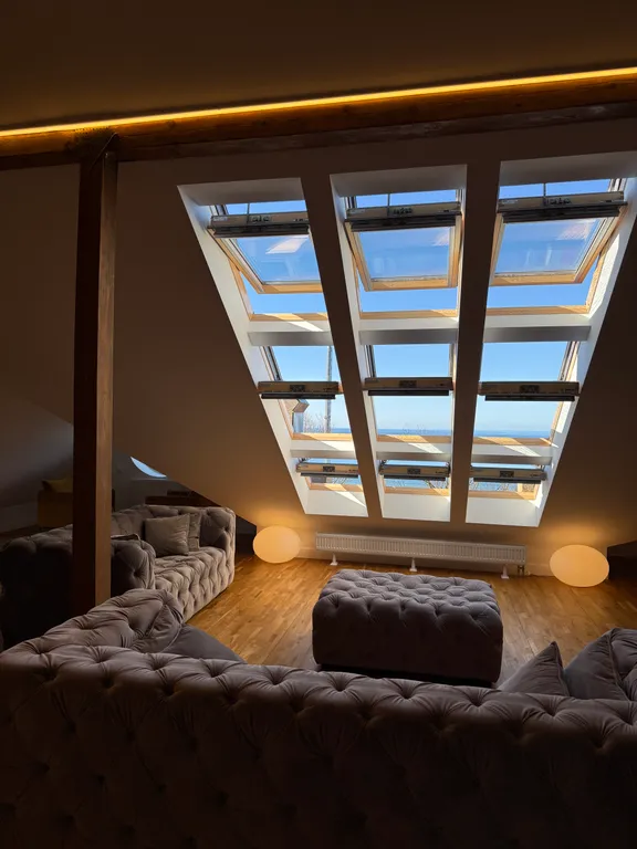 Лофт - мансарда с фронтальным видом на море