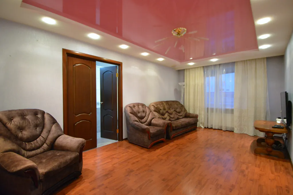 Трёхкомнатная квартира с раздельными комнатами двумя уборными и лифтом