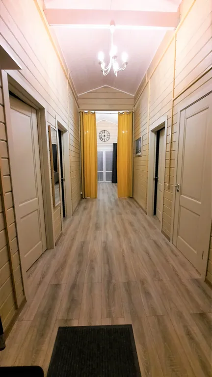 Дом на берегу озера у леса