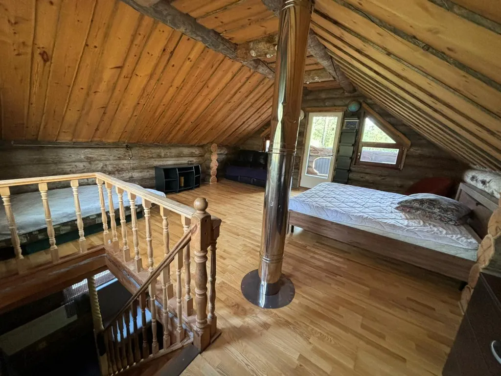 Дом у озера из натурального дерева