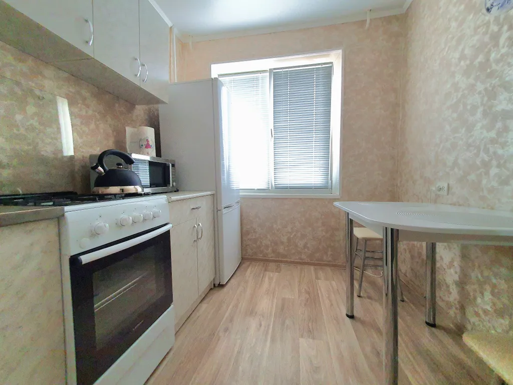 Однокомнатная в брусничных тонах