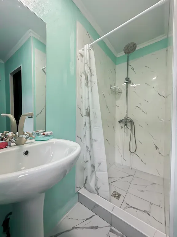 Домик с двором и парковкой для семей, командированных гостей и пар