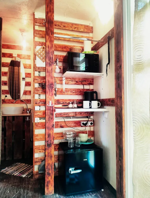 Уютная комната глэмпинг на творческой даче из морских контейнеров