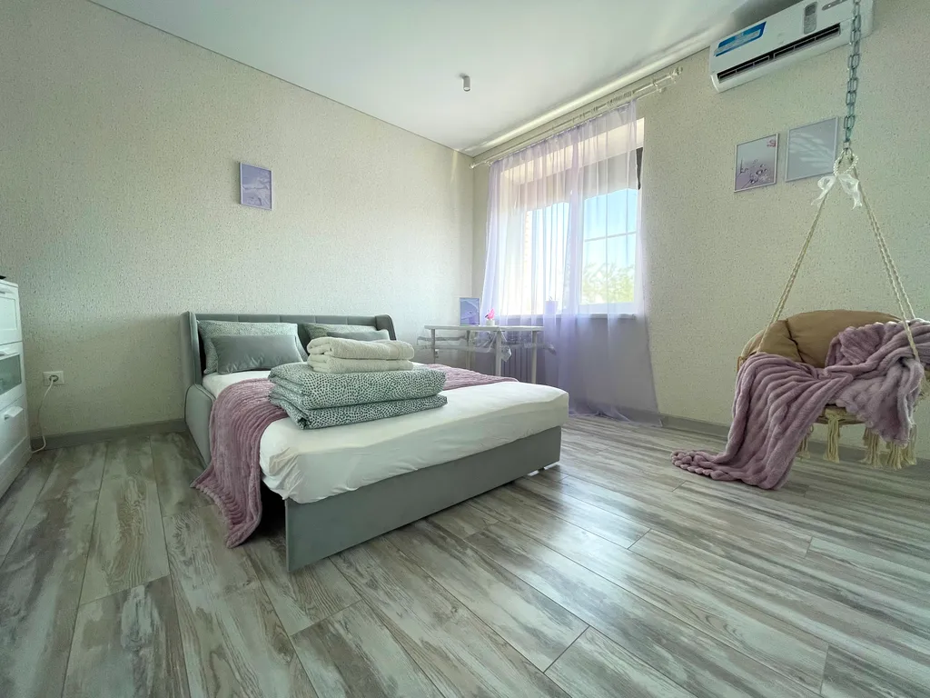 Квартира Атмосферная студия с качелями Приморский район — аренда посуточно в Таганрог