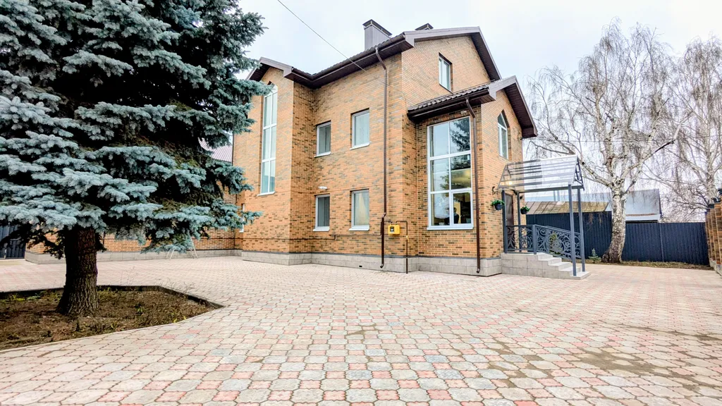 Дом с бассейном, сауной и бильярдом