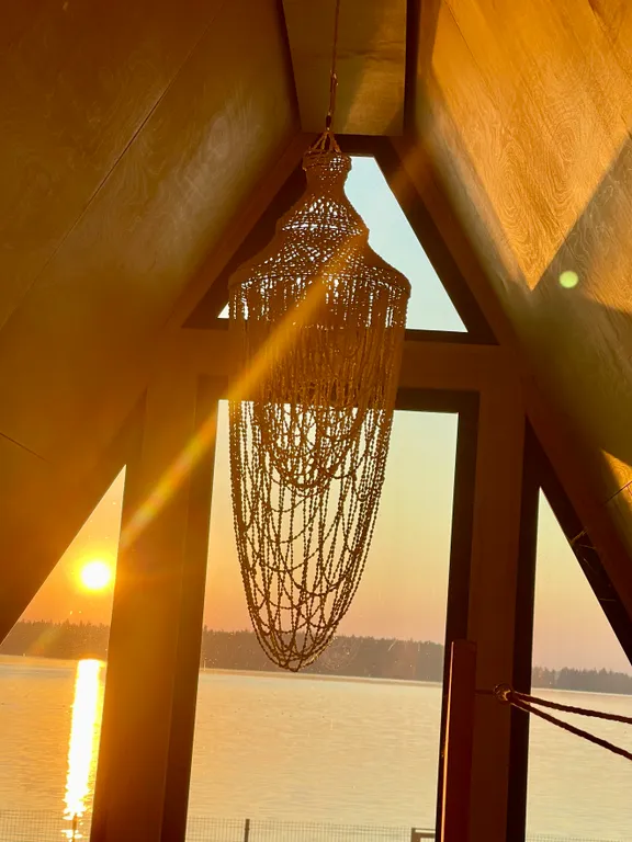 Дом-типи на берегу озера Валдайское