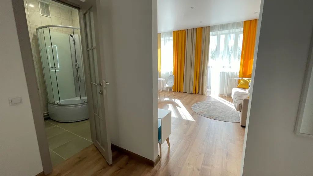 Белая студия в новом доме на центральной улице