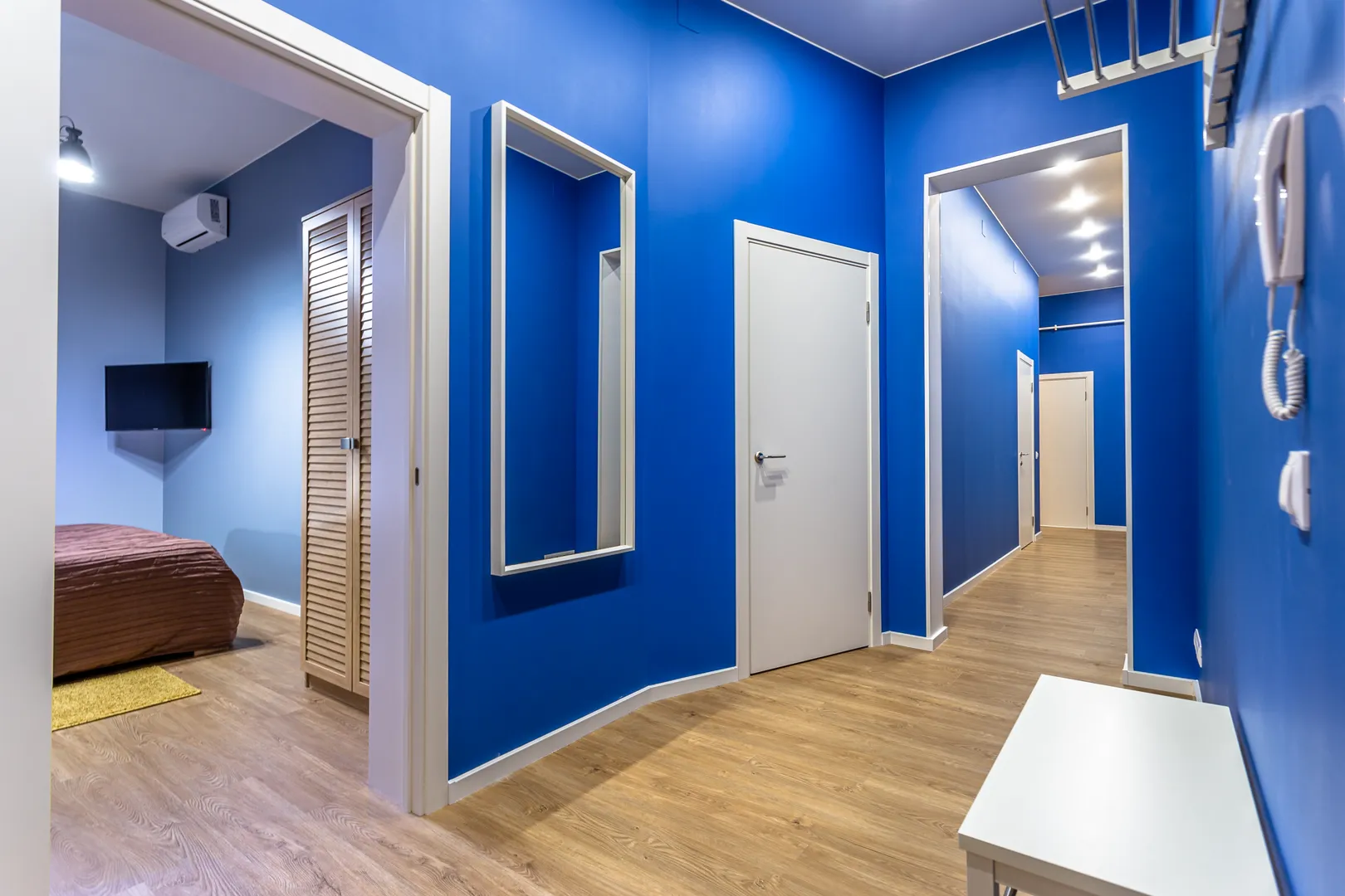 В этой квартире просторные коридоры, а все комнаты изолированы - очень удобно для большой компании.