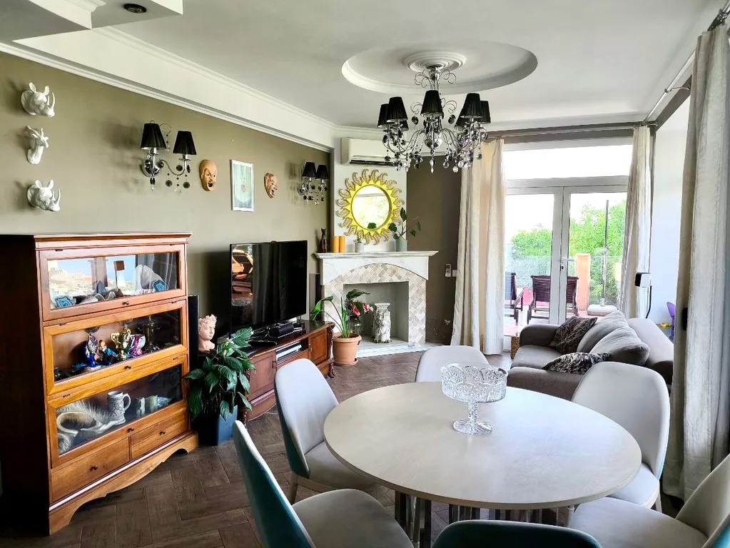 Двухэтажный дом с видом на море