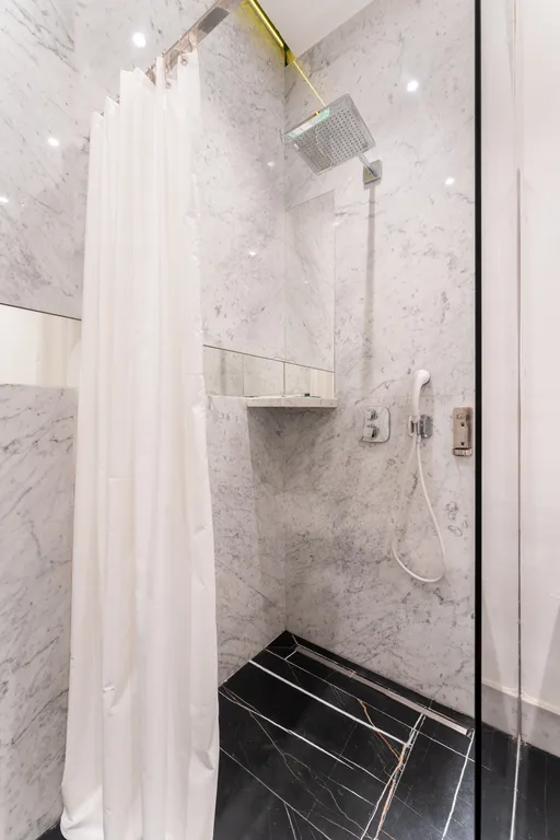 Sky City Moscow LUX Студия с большим окном с видом на башни и город