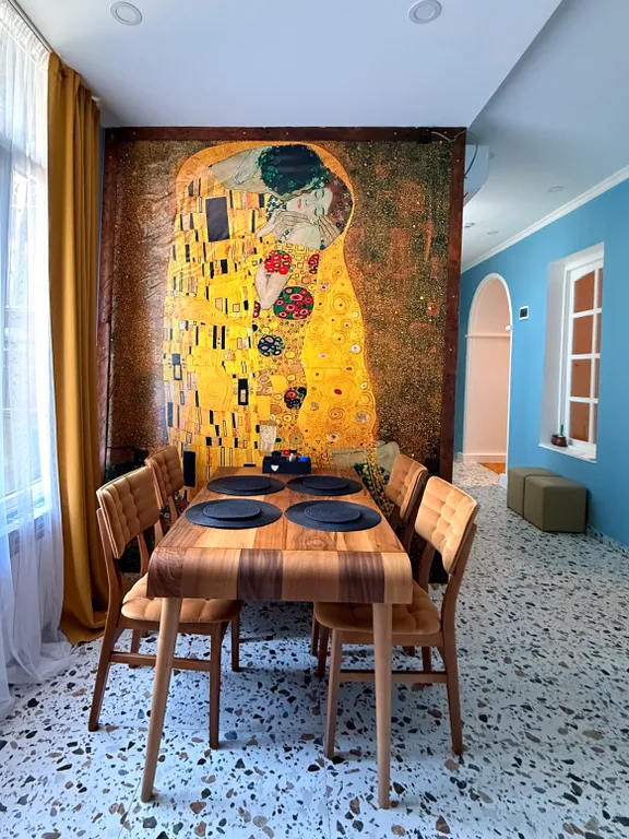 Винтажная квартира с камином в центральном районе Тбилиси, Чугурети