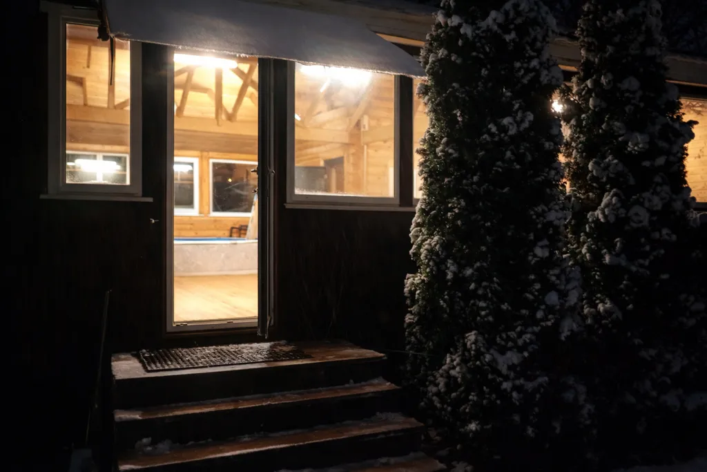 Коттедж с баней и бассейном - купелью на 8 человека Леноблости