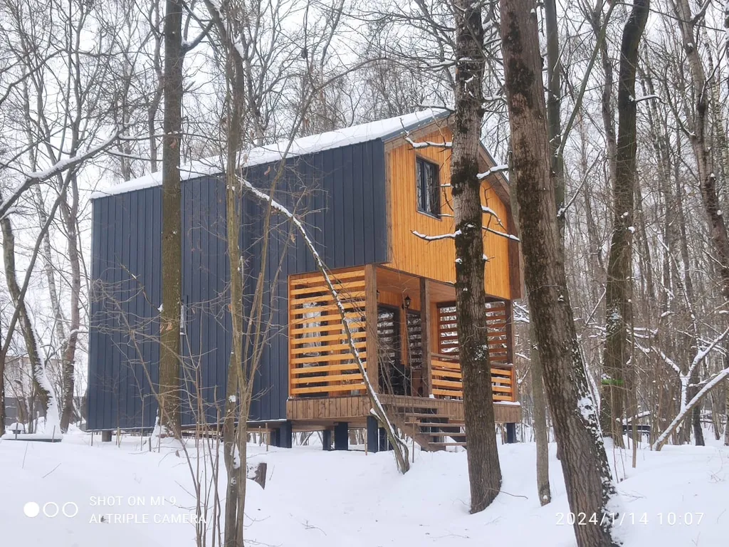 Стильный дом с лесной территорией, недалеко пруд с пляжем