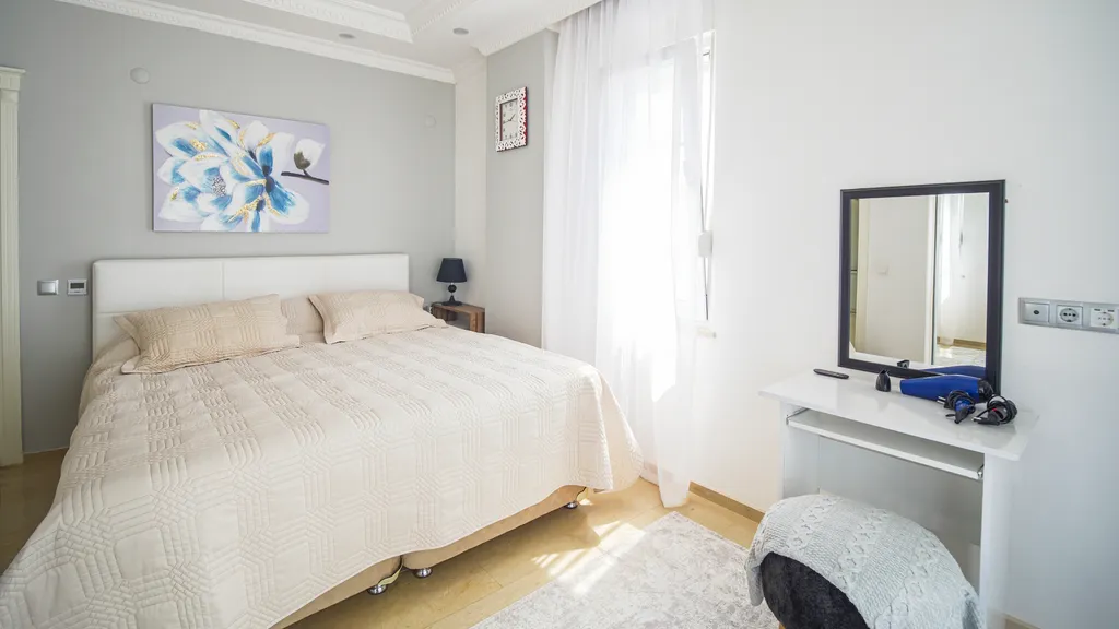 Семейная квартира с бассейном рядом с морем