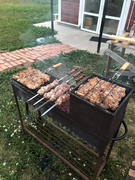 Коттедж Дом с кирпичным камином — Луга