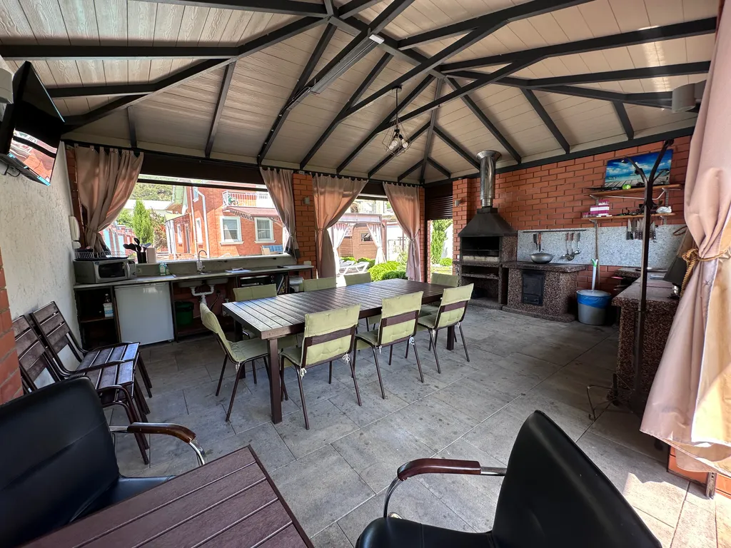 С бассейном на пляже