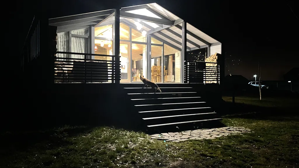 Цветочный домик с камином