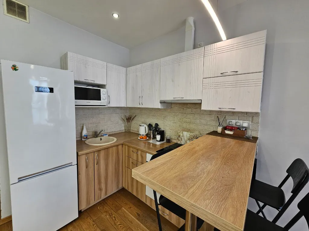 Стильная студия с панорамным окном на Борисовке White Lodging