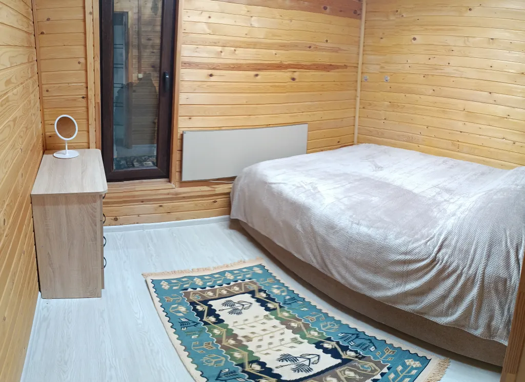 Дом в уединенном месте у леса с великолепным видом на горы