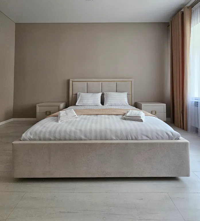 Новый современный дом в центре города, рядом с набережной.