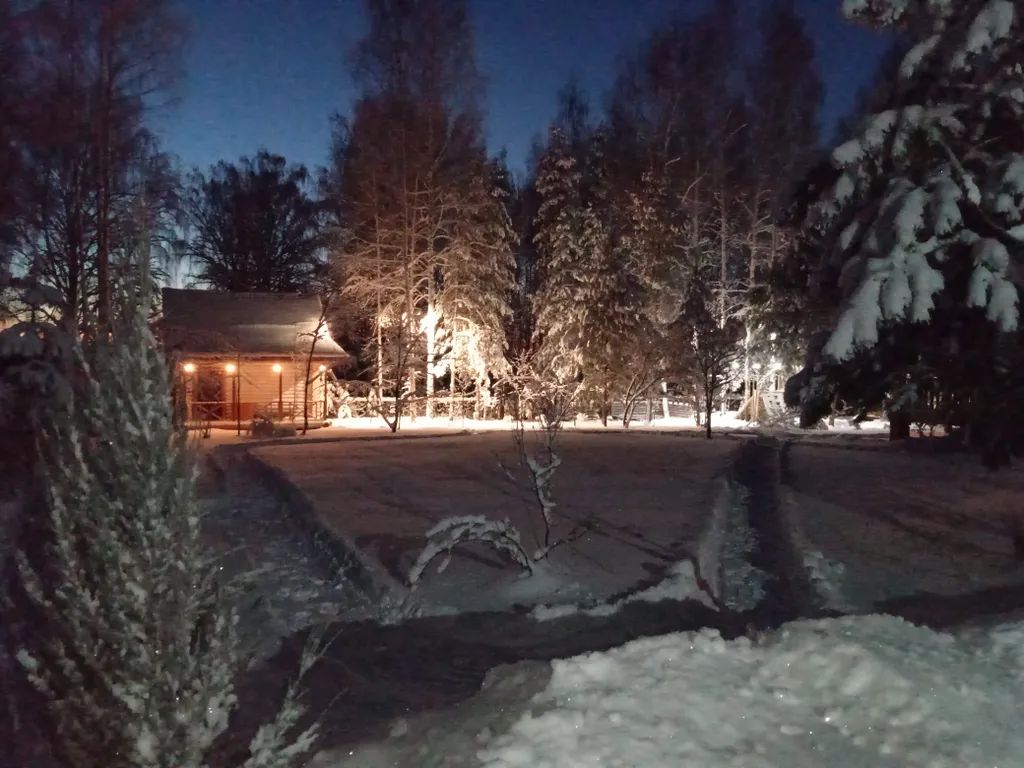 Дом с беседкой на берегу водохранилища