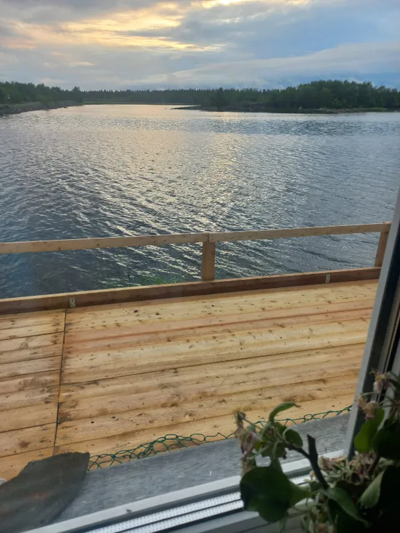 Поморский деревенский домик на берегу Белого моря