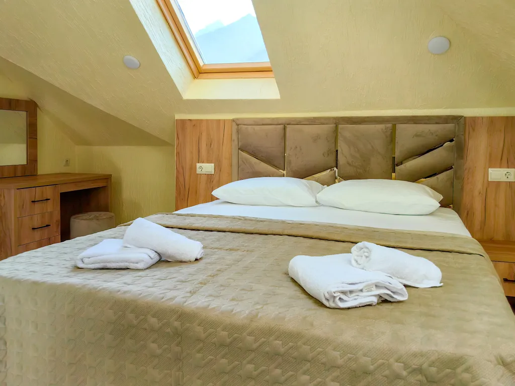 Светлая студия на мансардном этаже с видом на горы