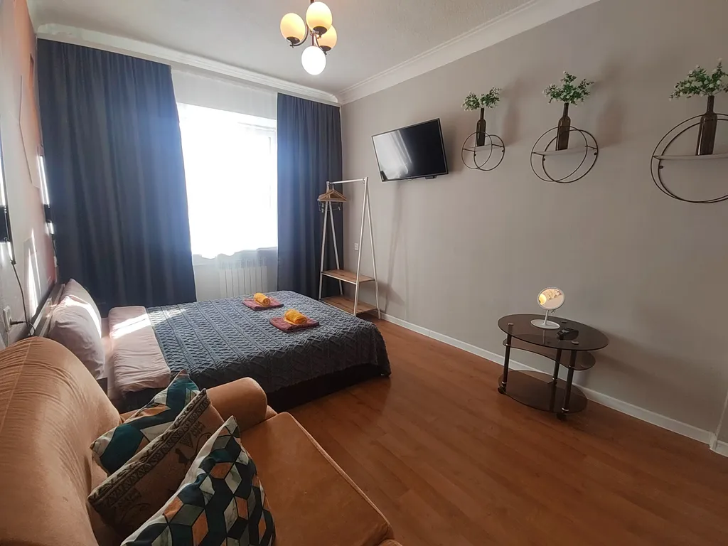 Трёхкомнатная квартира с раздельными комнатами, балконом в центре