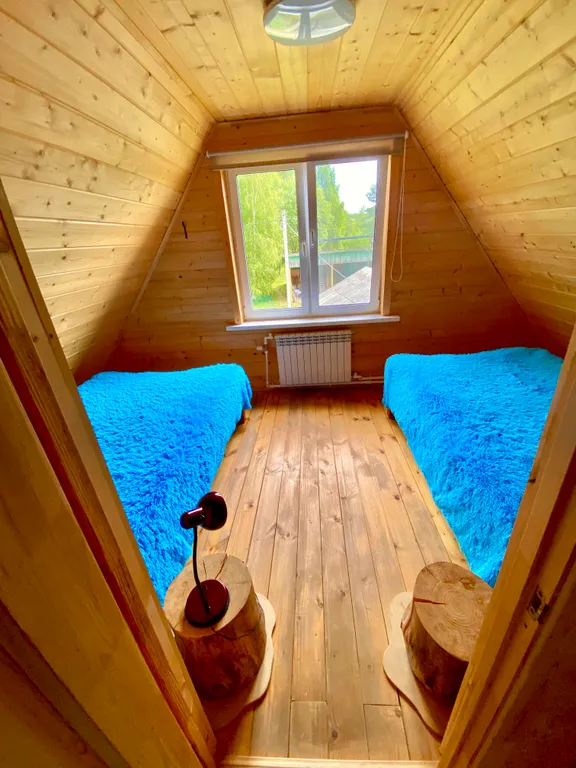 Деревянный дом на берегу реки с беседкой