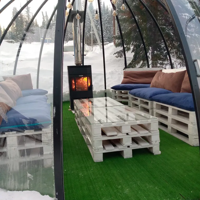 Двухэтажный дом на горе у подъёмника