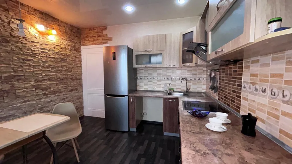 Современная трехкомнатная квартира с большой кухней