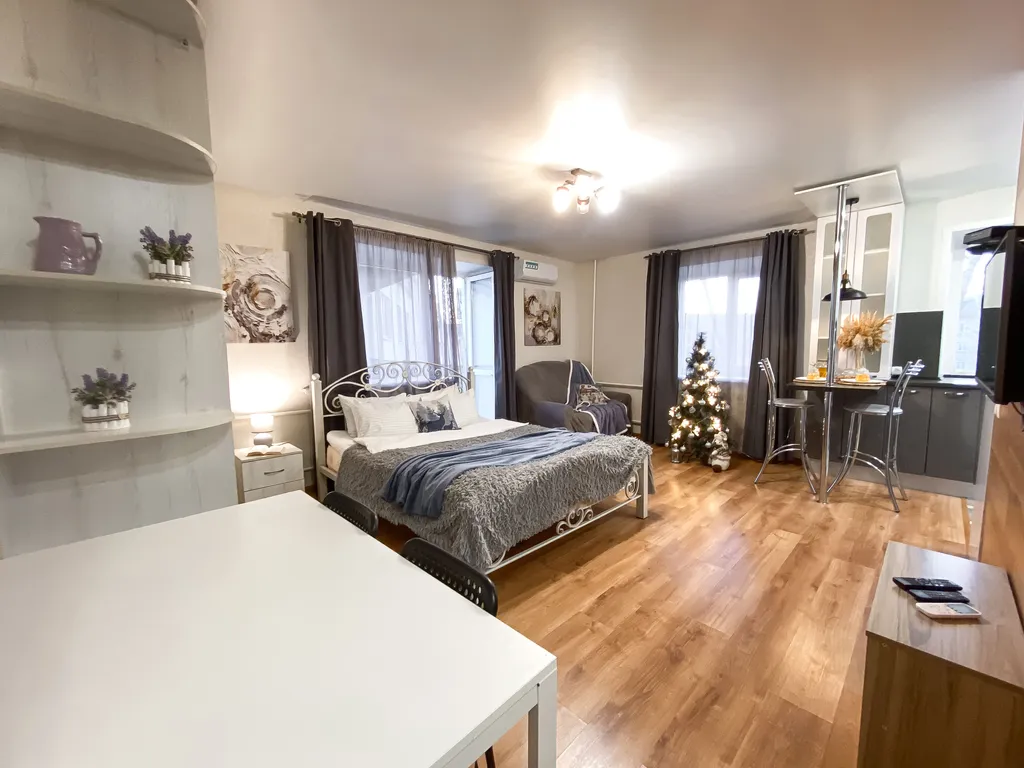 Студия с ёлочкой и балконом в центре города