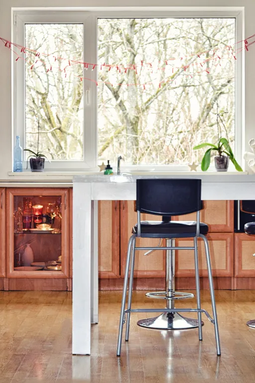 Комната в необычной квартире с видом на ручей и деревья (см. описание)