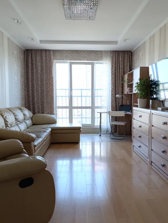 Светлая трёхкомнатная квартира у метро, 4 станции до центра, парковка