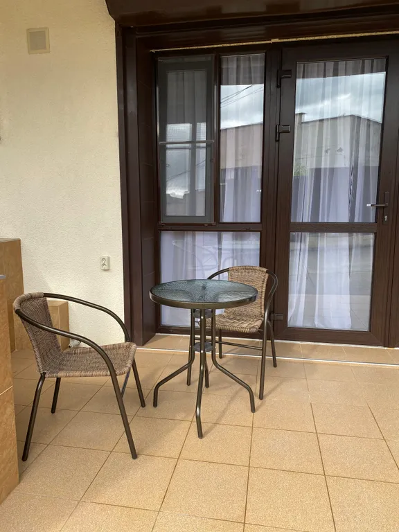 Таунхаус с крыльцом, зоной отдыха и парковкой