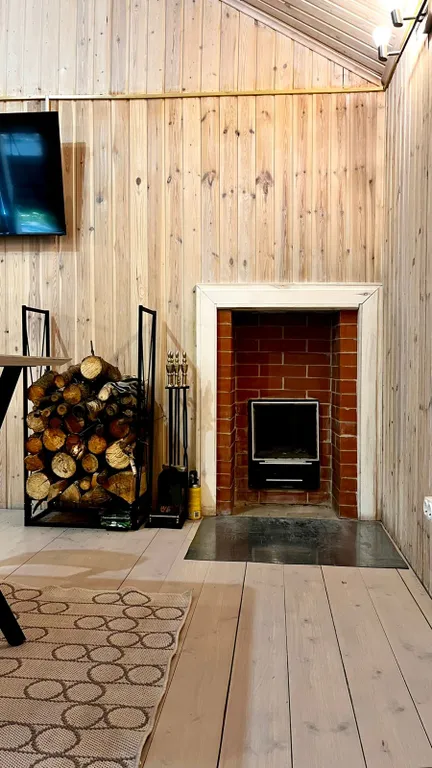 Уютный бревенчатый дом и баня, на одном участке