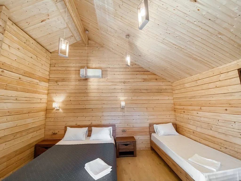 2 деревянных домика из сруба с беседкой-барбекю во одном дворе