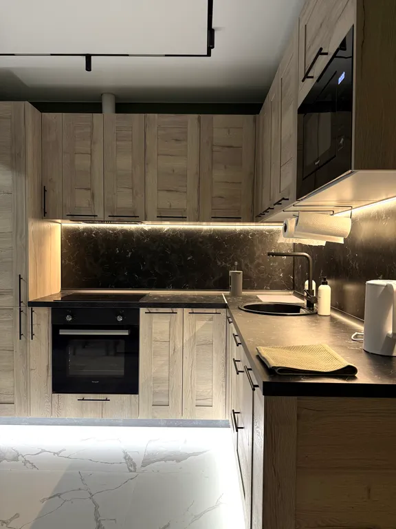 Розовая лошадка у себя дома