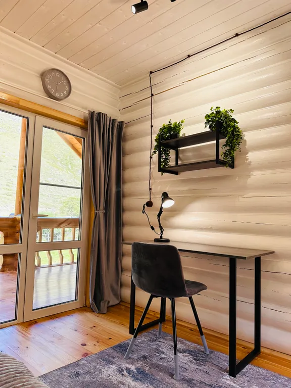 Усадьба Сова на берегу реки в горах Алтая