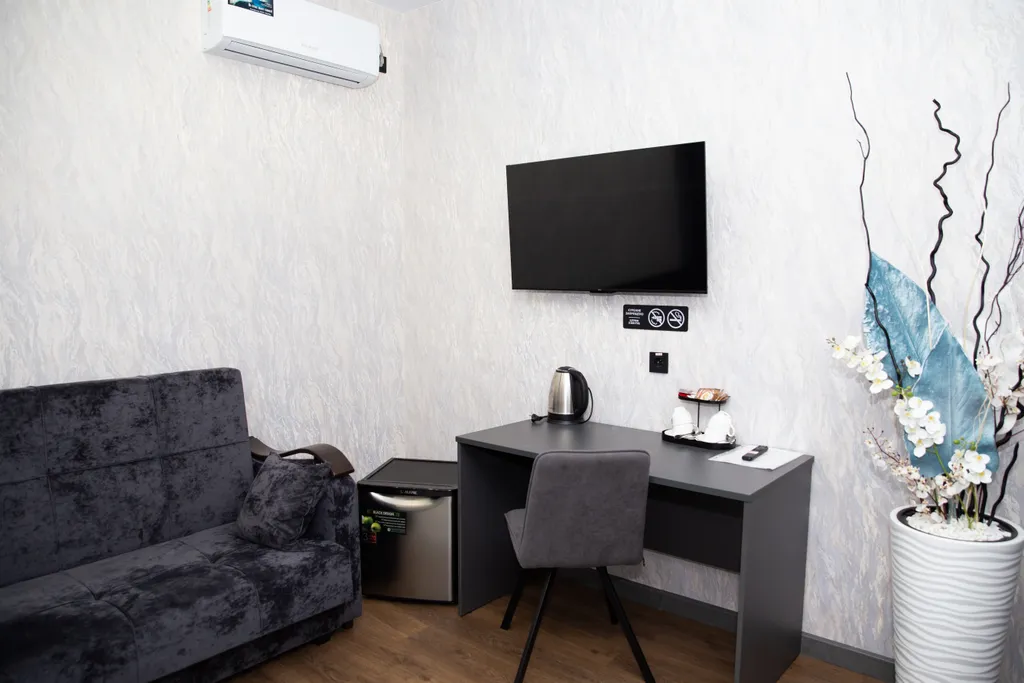 Четырехместный номер с 1 кроватью и диваном