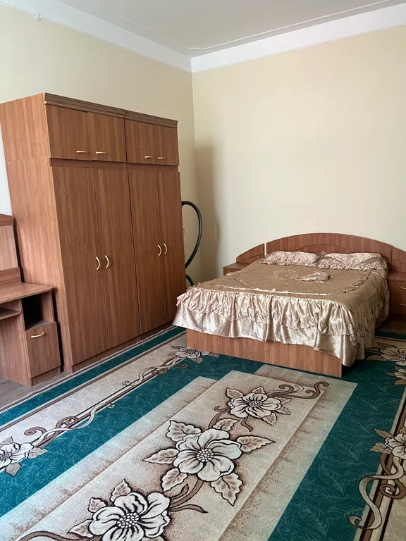 Уютная комната с видом на палисадник