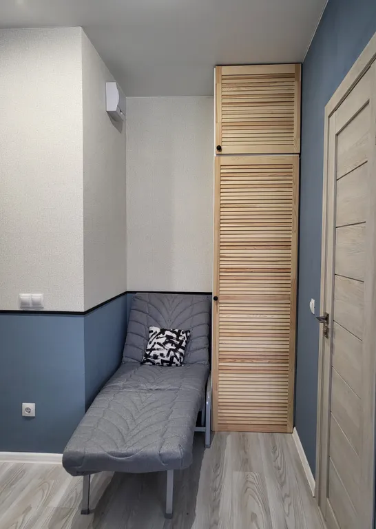 Blue studio - студия с окном в ванной комнате и видом на лес