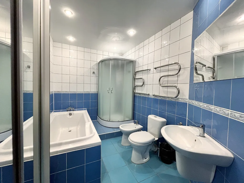 Номер с двуспальной кроватью и общей ванной