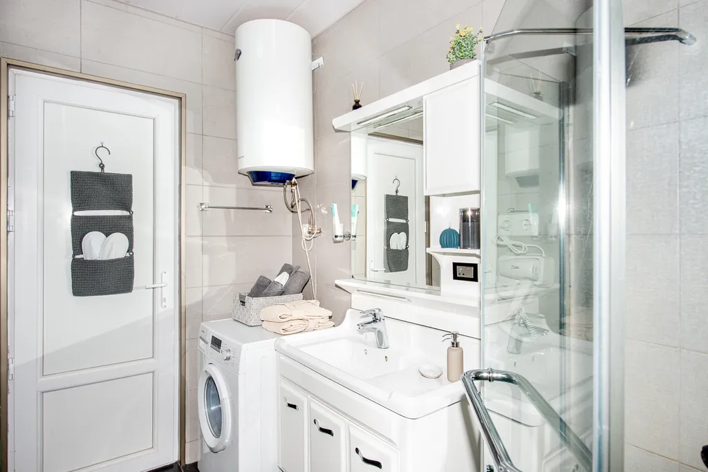 Ocean Breeze Retreat - Sea View Aesthetics