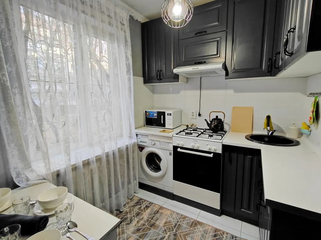 2-комнатная квартира на 1 этаже рядом с ТРЦ MEGA, парком и речкой