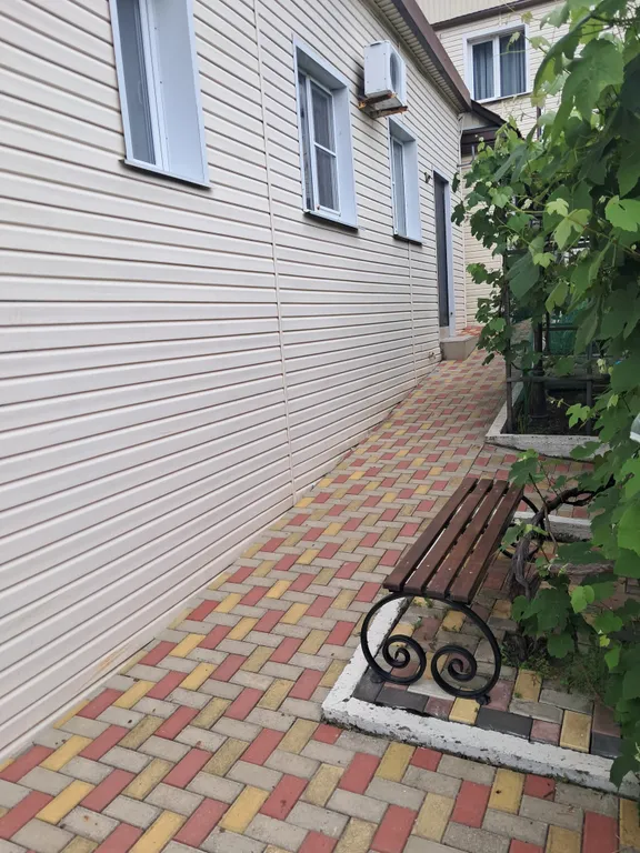 Домик с беседкой у моря