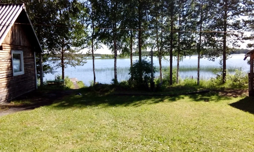 Дом на берегу с баней и лодкой