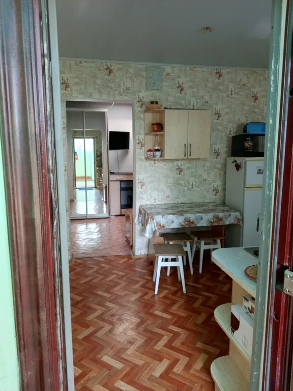 Домик с двориком на земле в шаговой доступности от моря