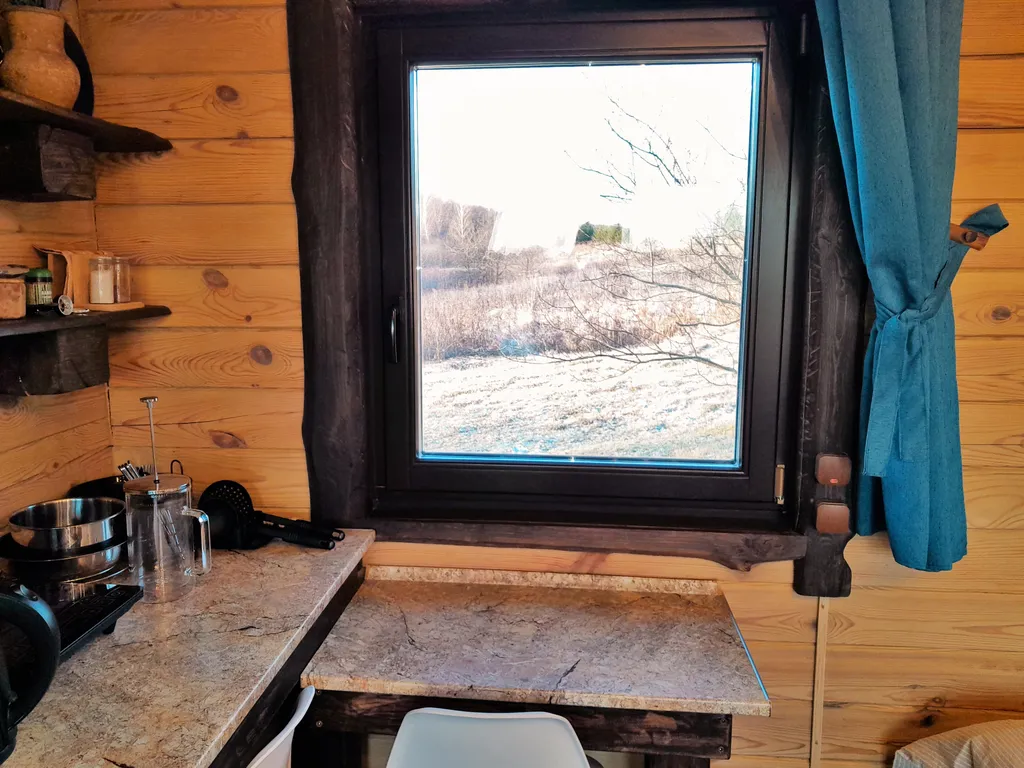 Теплый деревянный дом у воды