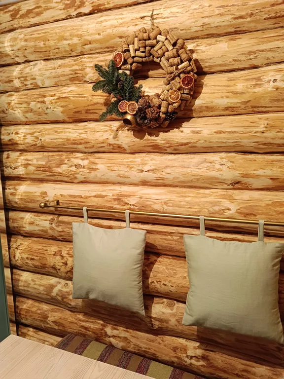 Темный домик на опушке леса